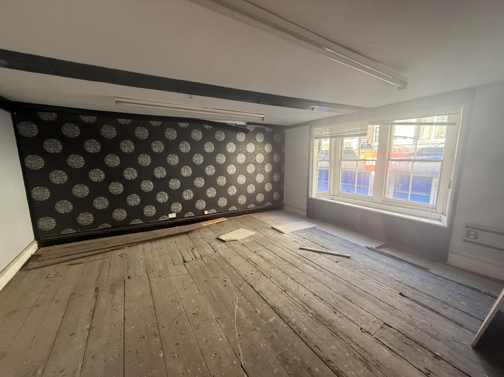 Lot: 90 - COMMERCIAL PROPERTY WITH POTENTIAL - Room at front of building